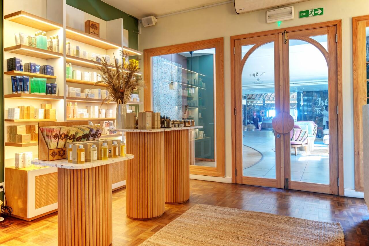 Accueil d'un spa, comptoirs cannelés et étagères en bois