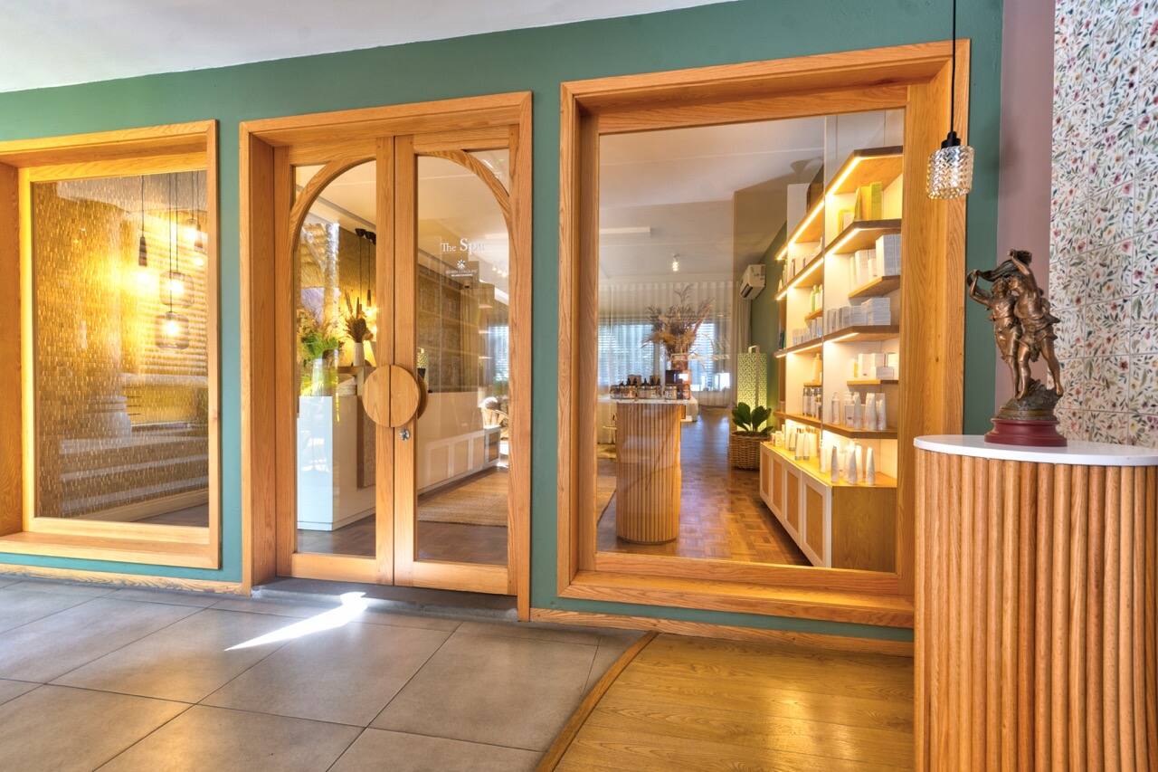 Entrée d'un spa, portes en arche et vitrines en bois
