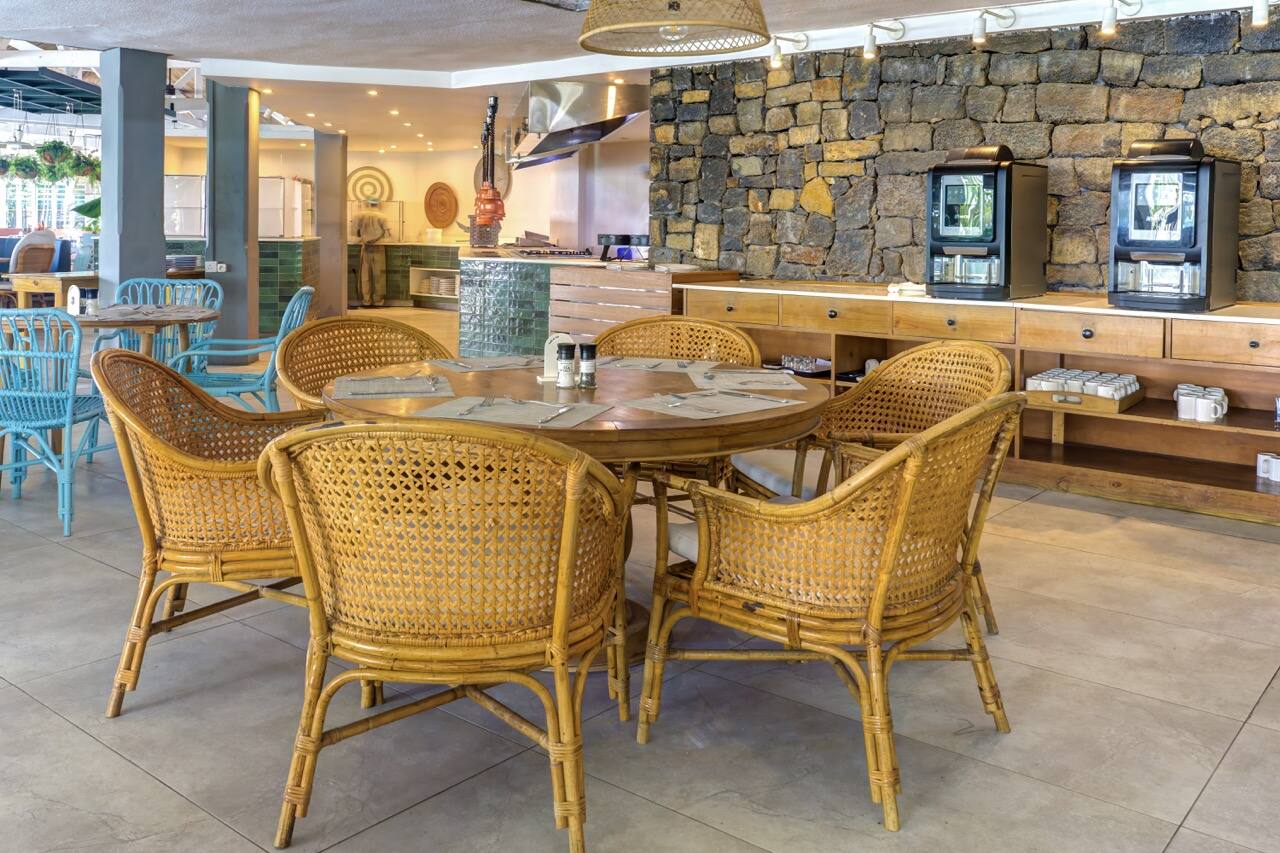 Fauteuils cannés autour d'une table ronde dans un restaurant d'hôtel